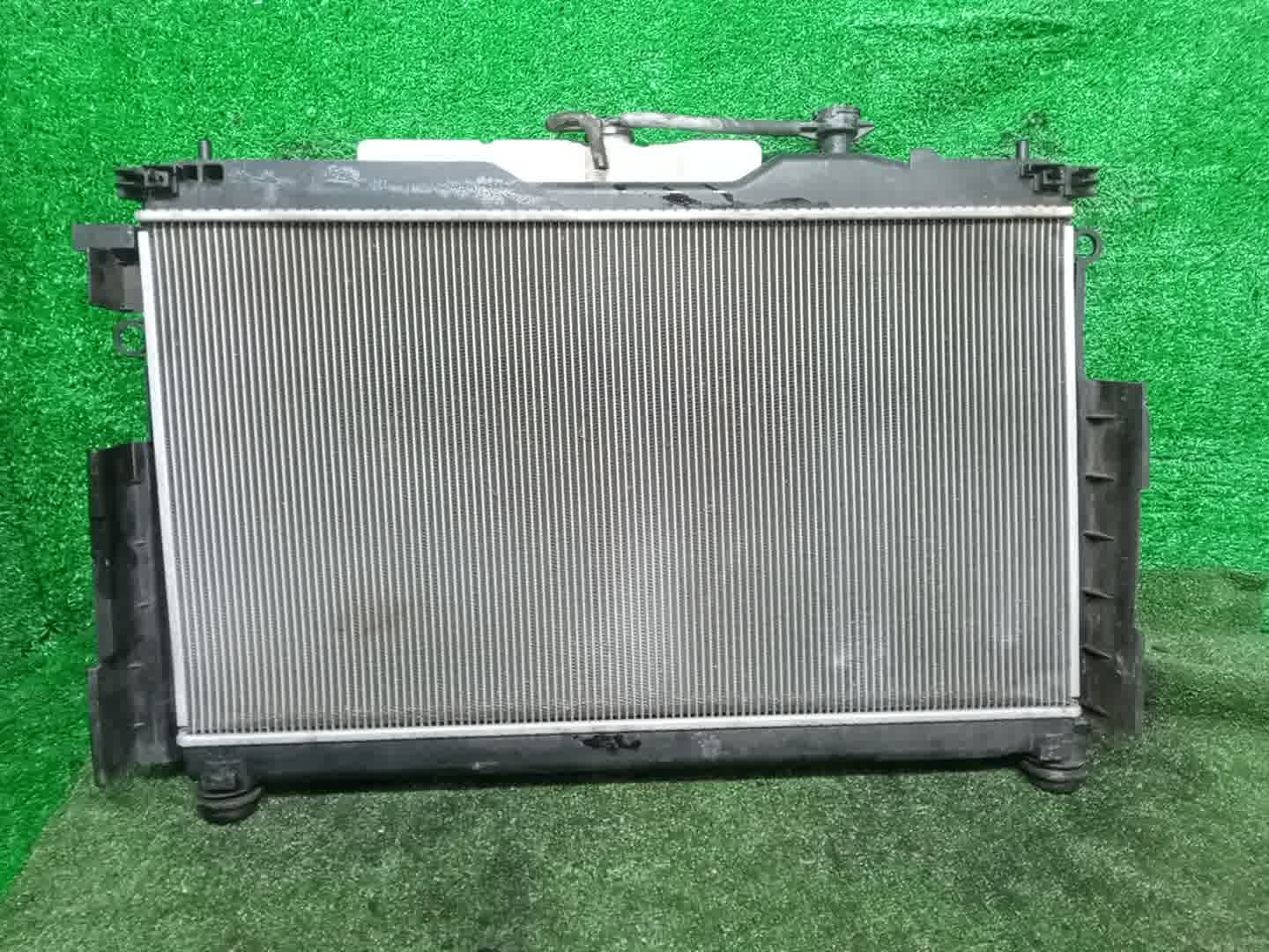 Радиатор основной TOYOTA NOAH, VOXY, ESQUIRE ZRR85W, ZRR80W, ZRR80G, ZRR85G 3ZR-FAE 33484 3 ракурс