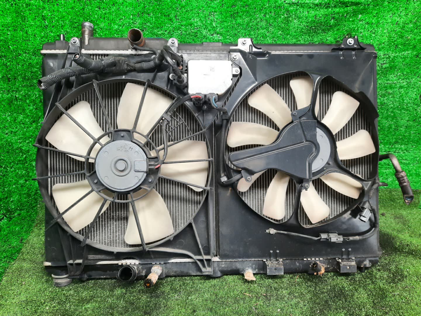 Радиатор основной HONDA ELYSION RR6 J35A 33597 1 ракурс