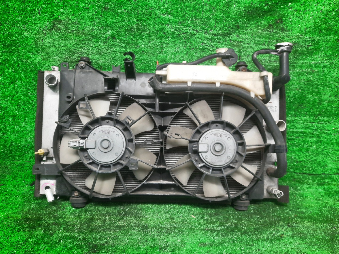 Диффузор радиатора TOYOTA PRIUS NHW20 1NZ-FXE 33915 1 ракурс