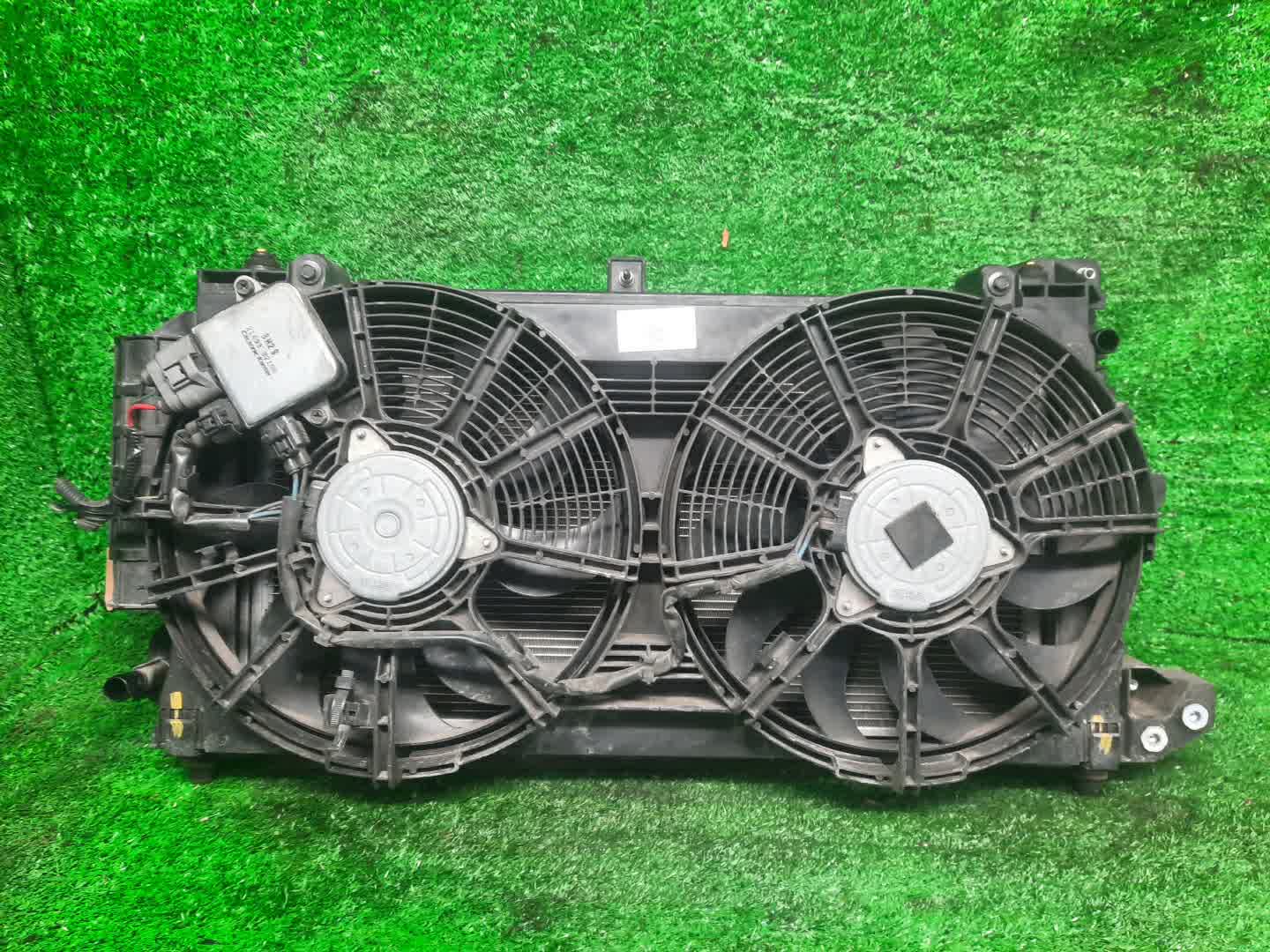 Радиатор основной NISSAN LEAF ZE1 EM57 33929 1 ракурс Радиатор основной NISSAN LEAF ZE1 EM57 33929 1 ракурс
