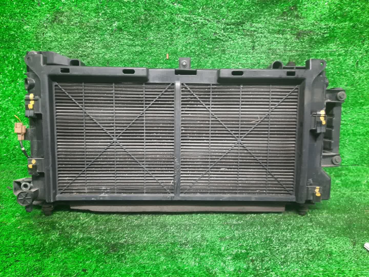 Радиатор основной NISSAN LEAF ZE1 EM57 33929 2 ракурс