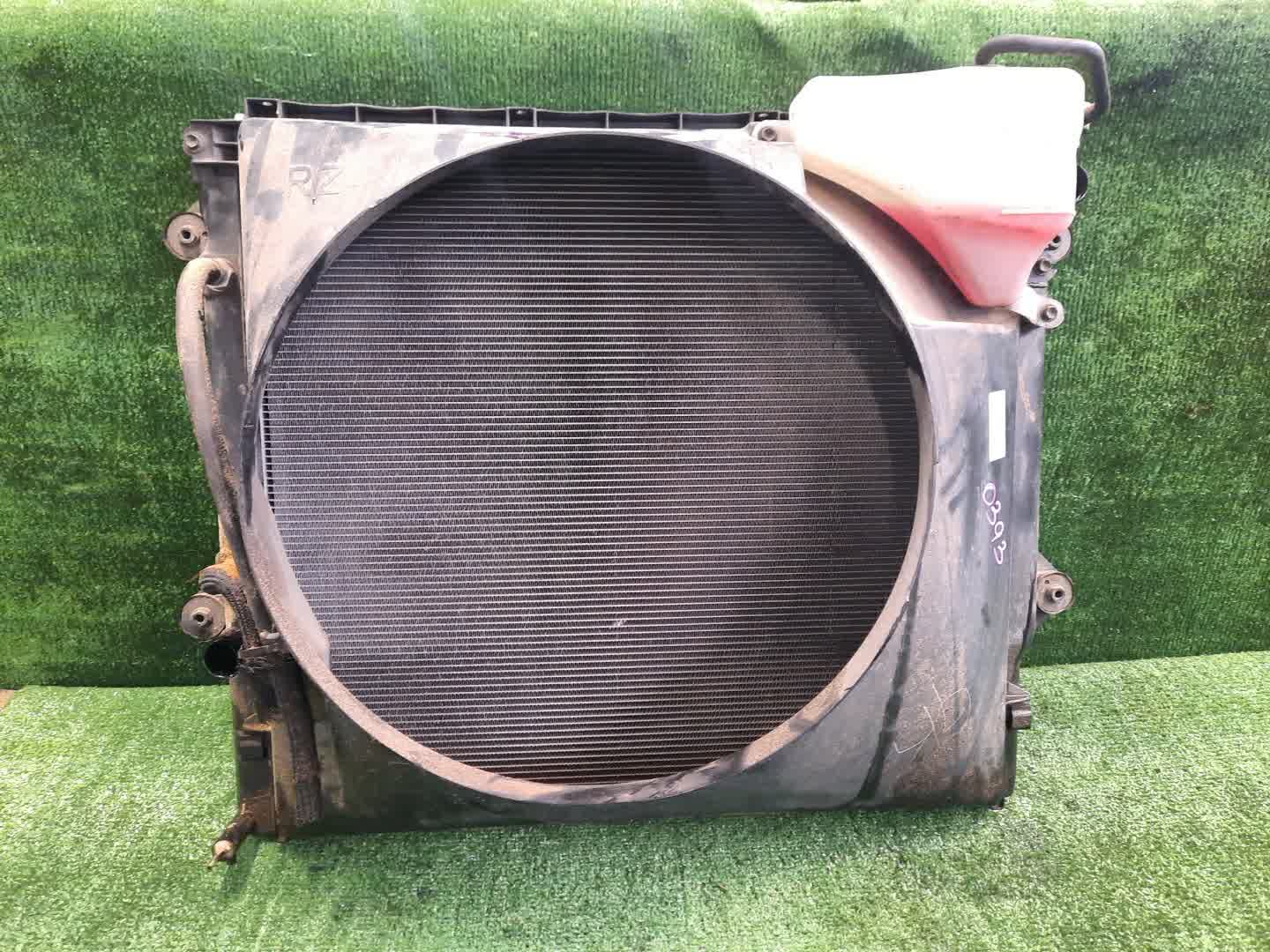 Радиатор основной TOYOTA HILUX SURF, LAND CRUISER PRADO RZN215W, TRN215W, VZJ120, TRJ120, RZJ120, VZJ121, GRJ120 2TR-FE 0393 1 ракурс