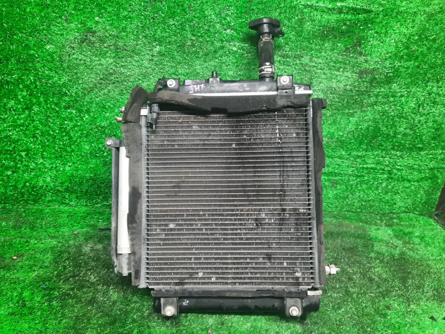 Радиатор основной HONDA VAMOS HOBIO HJ1 E07Z 0459 2 ракурс