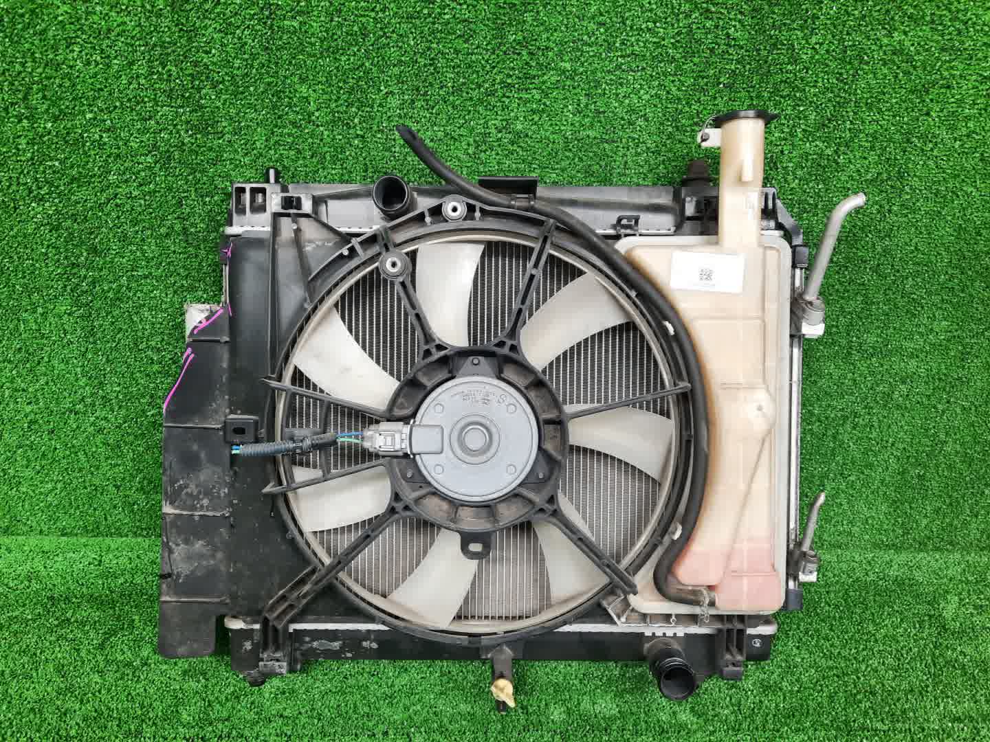 Радиатор основной TOYOTA SPADE NCP141 1NZ-FE 0677 1 ракурс