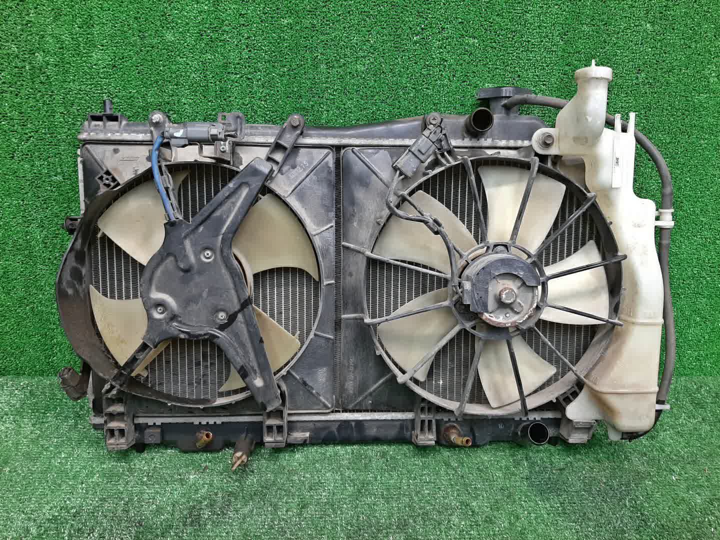 Радиатор основной HONDA CIVIC EU3, EU1, EU4, EU2 D17A, D15B 0833 1 ракурс Радиатор основной HONDA CIVIC EU3, EU1, EU4, EU2 D17A, D15B 0833 1 ракурс