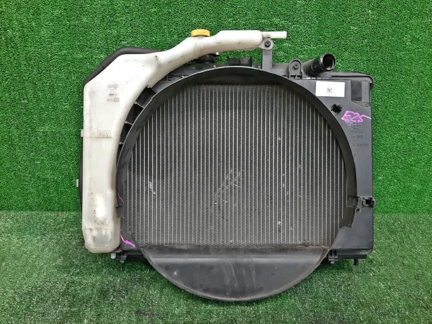 Радиатор основной NISSAN CARAVAN CQGE25 KA24DE 0927 1 ракурс