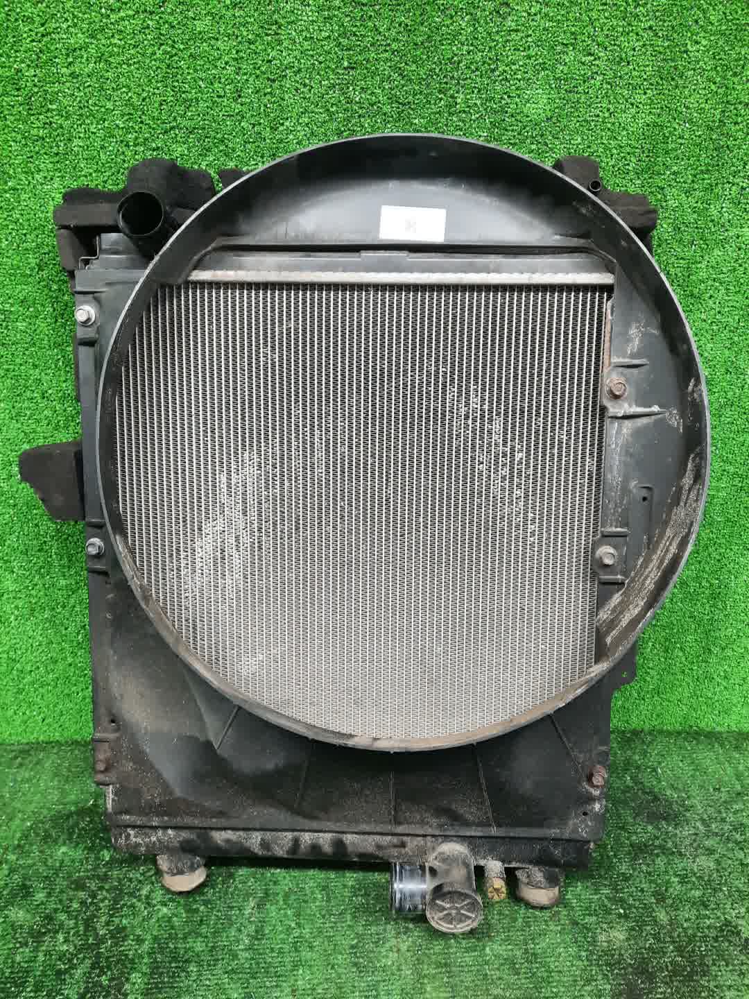 Радиатор основной MITSUBISHI FUSO CANTER, CANTER, FUSO FDA00, FGB70, FDA20, FGA20, FDA50, FGA50 4P10 1068 1 ракурс
