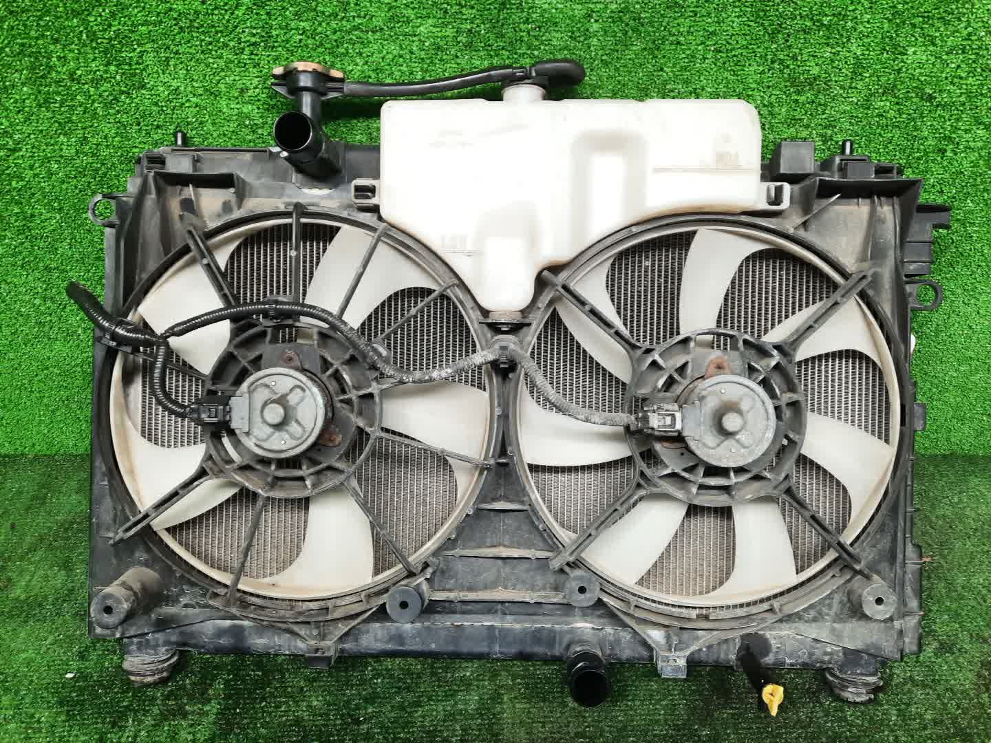 Радиатор основной TOYOTA NOAH, VOXY, ESQUIRE ZRR85W, ZRR80W, ZRR80G, ZRR85G 3ZR-FAE 1128 1 ракурс Радиатор основной TOYOTA NOAH, VOXY, ESQUIRE ZRR85W, ZRR80W, ZRR80G, ZRR85G 3ZR-FAE 1128 1 ракурс