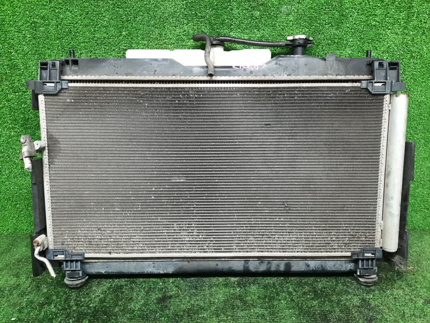 Радиатор основной TOYOTA NOAH, VOXY, ESQUIRE ZRR85W, ZRR80W, ZRR80G, ZRR85G 3ZR-FAE 1128 2 ракурс