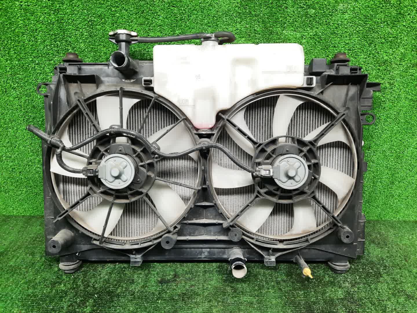 Радиатор основной TOYOTA NOAH, VOXY, ESQUIRE ZRR85W, ZRR80W, ZRR80G, ZRR85G 3ZR-FAE 1149 1 ракурс Радиатор основной TOYOTA NOAH, VOXY, ESQUIRE ZRR85W, ZRR80W, ZRR80G, ZRR85G 3ZR-FAE 1149 1 ракурс