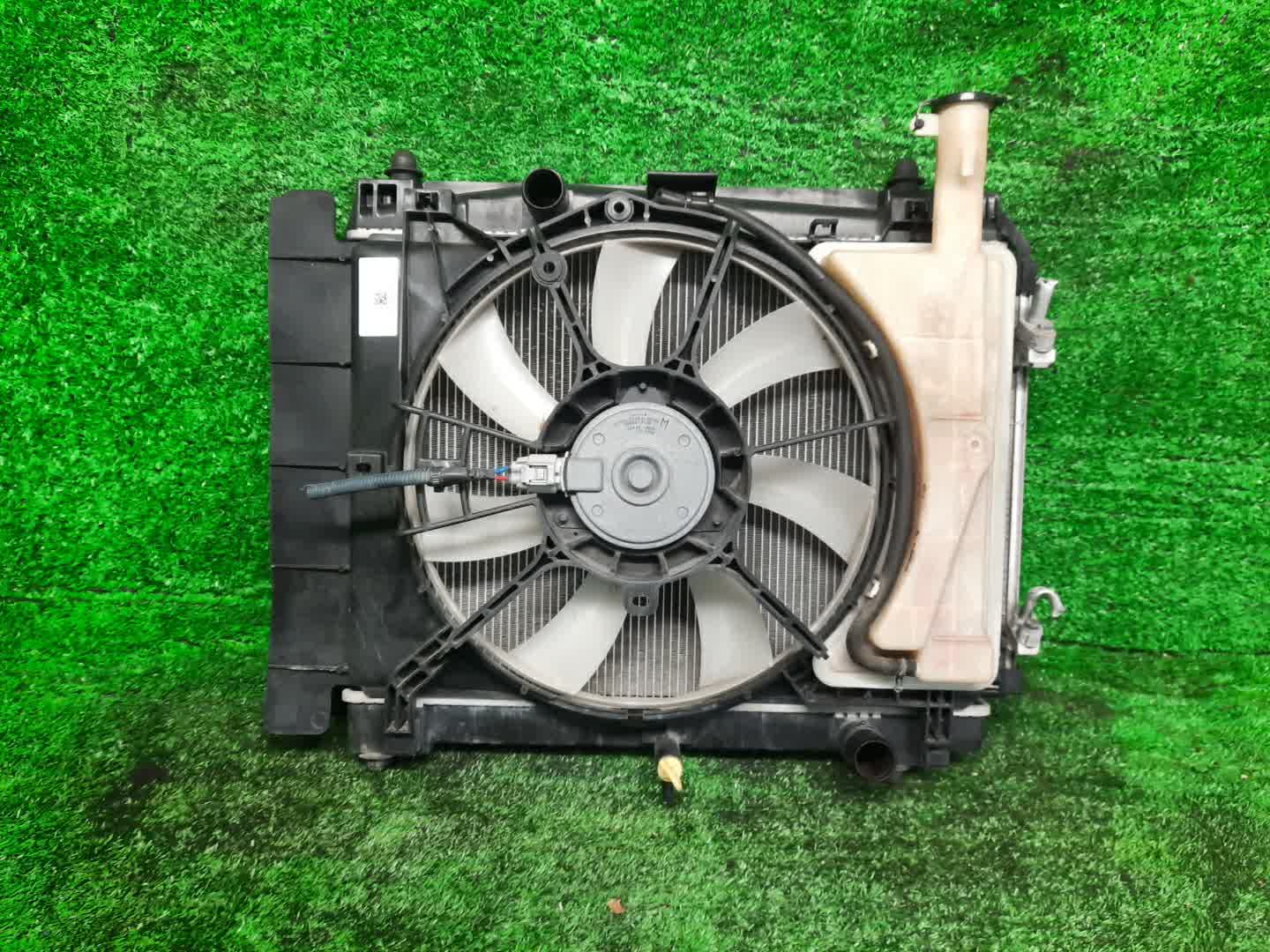 Радиатор основной TOYOTA SPADE NCP141 1NZ-FE 1272 1 ракурс