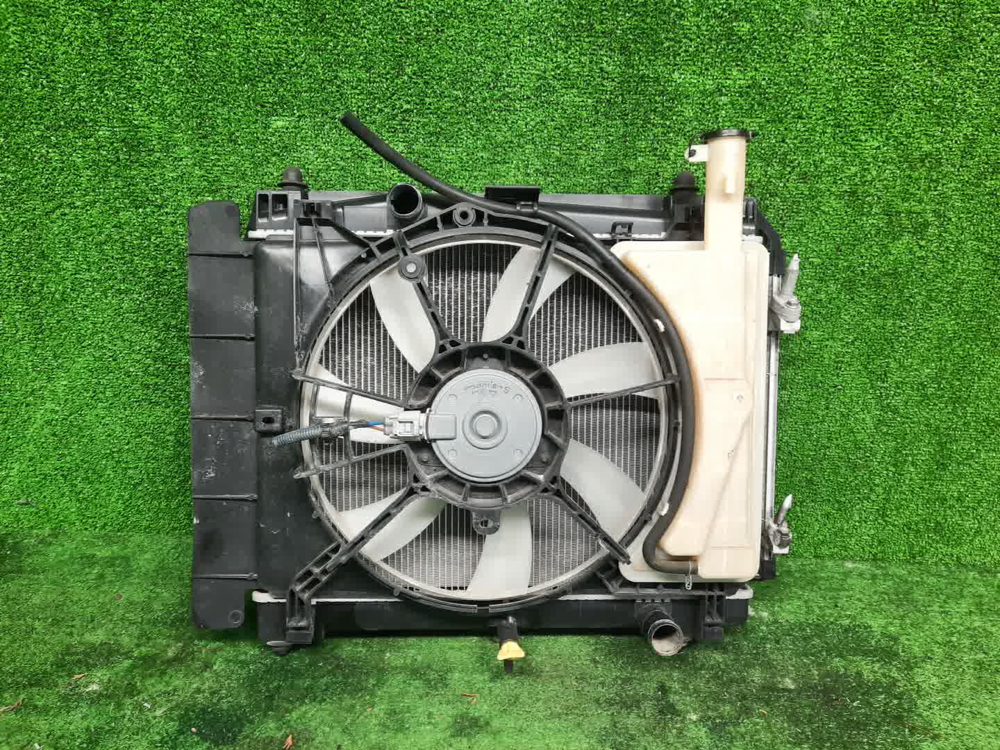 Радиатор основной TOYOTA PORTE NCP141 1NZ-FE 1309 1 ракурс