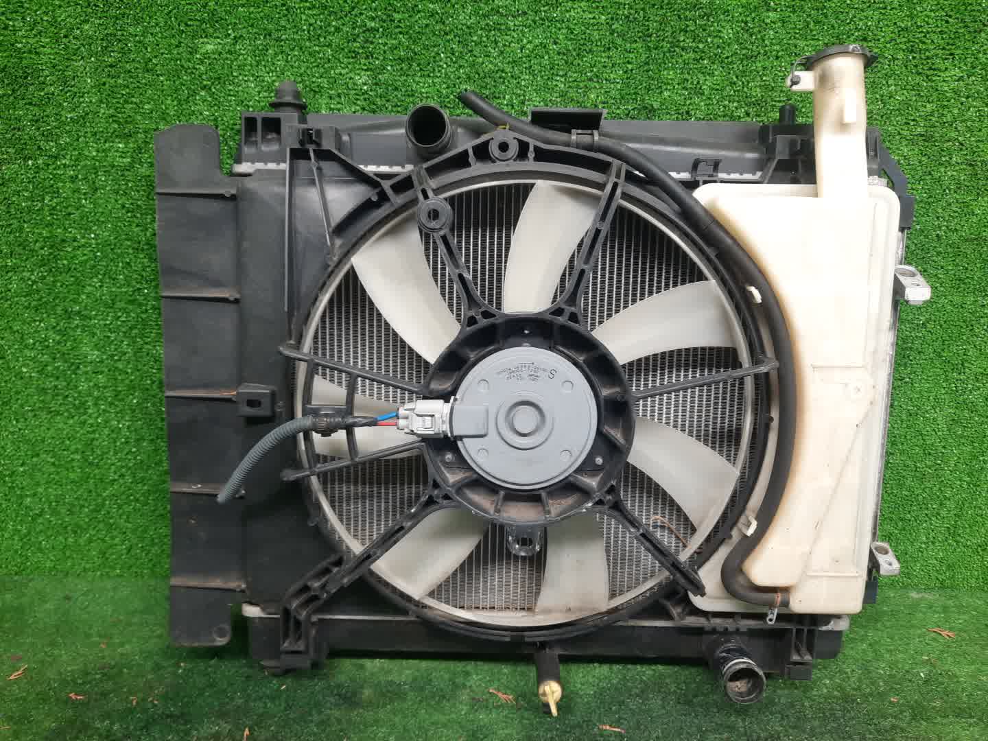 Радиатор основной TOYOTA PORTE NCP141 1NZ-FE 1329 1 ракурс