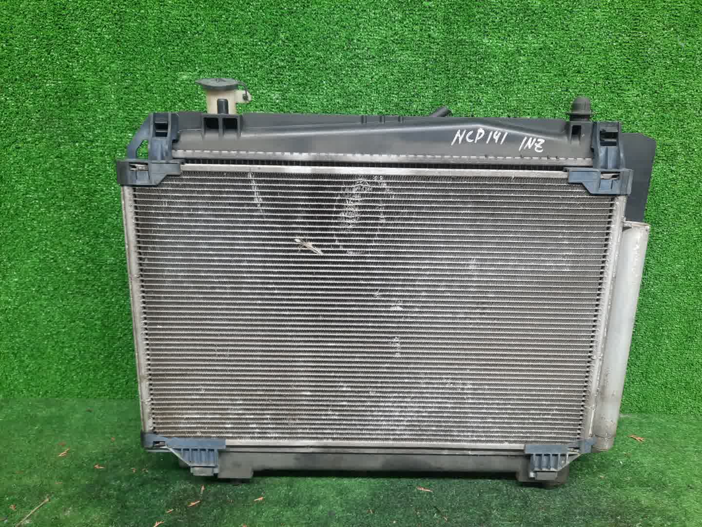Радиатор основной TOYOTA PORTE NCP141 1NZ-FE 1329 2 ракурс