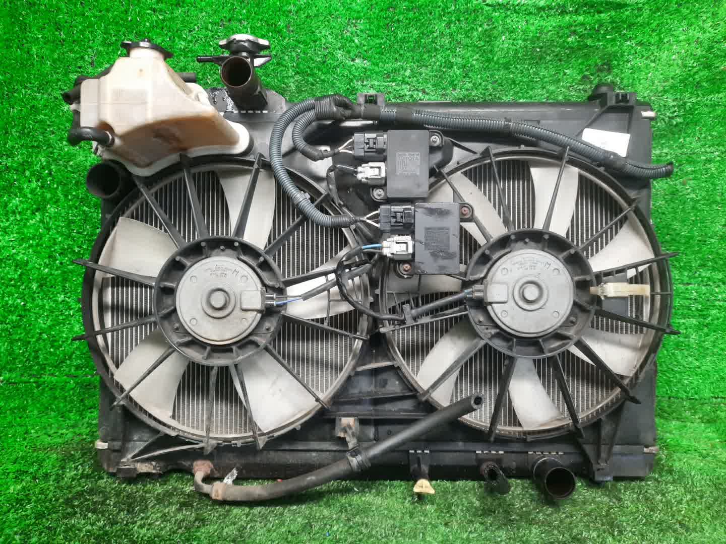 Радиатор основной  TOYOTA CROWN MAJESTA UZS207 3UZ-FE ,1562 1 ракурс