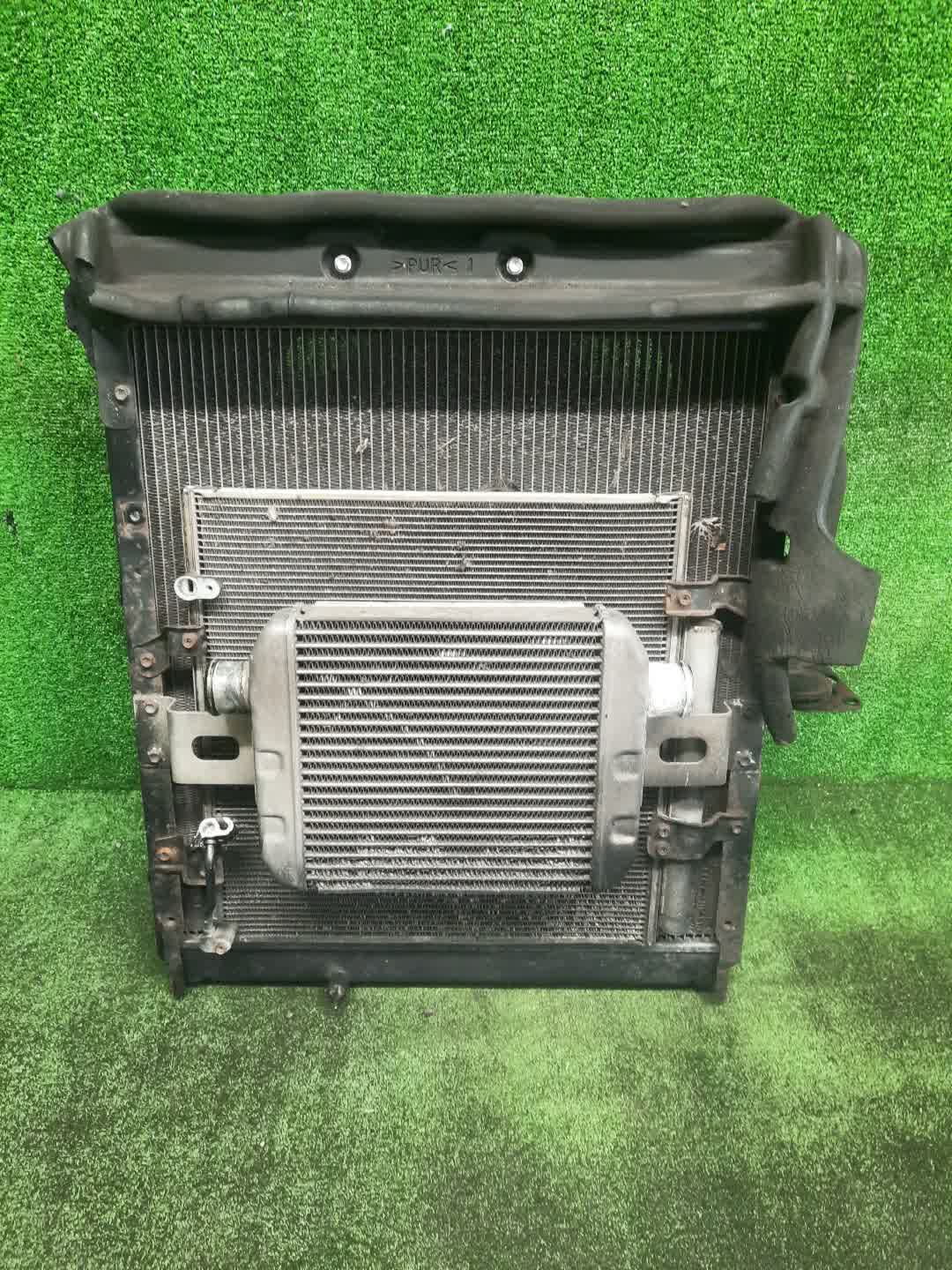 Радиатор основной TOYOTA DYNA XZU414 N04C 1585 2 ракурс