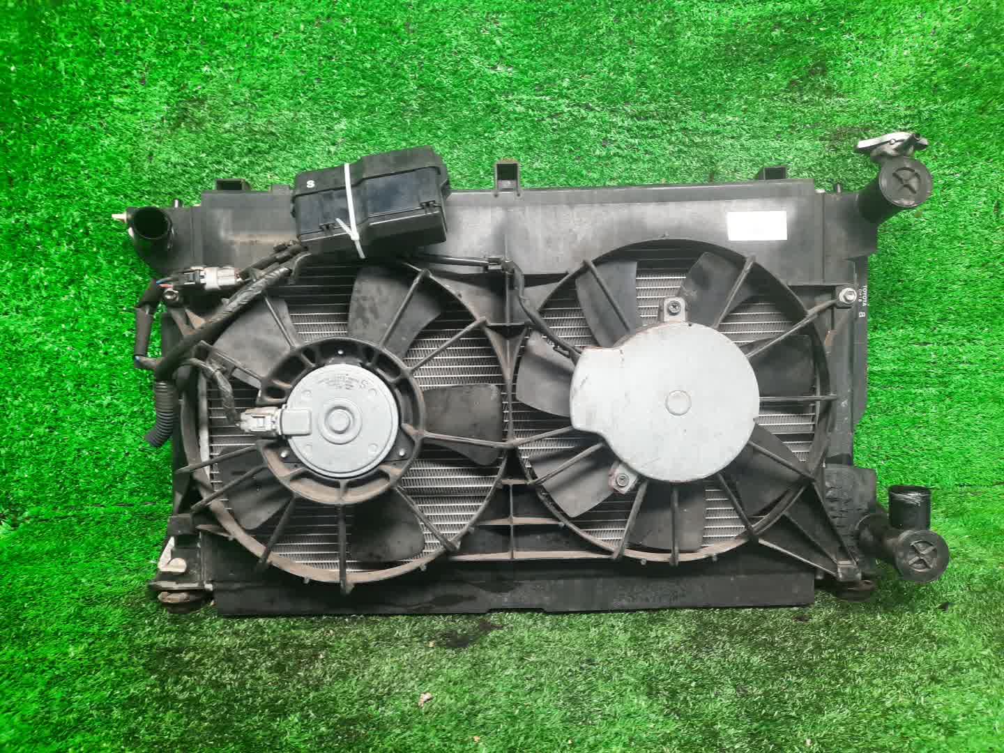 Радиатор основной TOYOTA AVENSIS ZZT251, AZT250, AZT255, AZT251 1AZ-FSE 1600 1 ракурс
