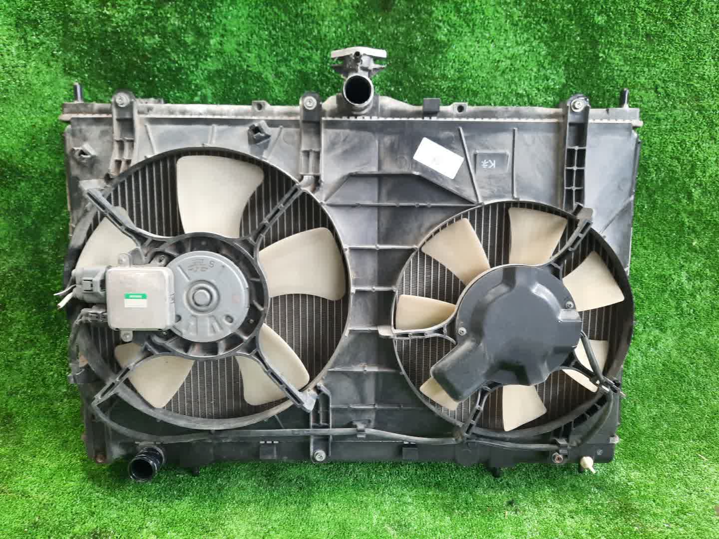 Радиатор основной MITSUBISHI GRANDIS NA4W 4G69 1995 2 ракурс