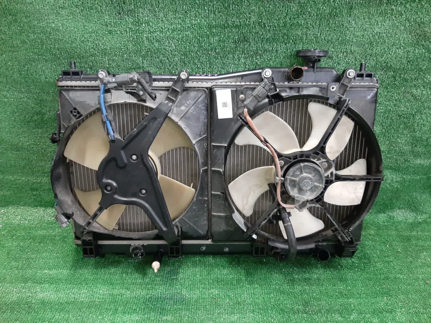 Радиатор основной HONDA CIVIC FERIO ES3 D17A 2377 1 ракурс