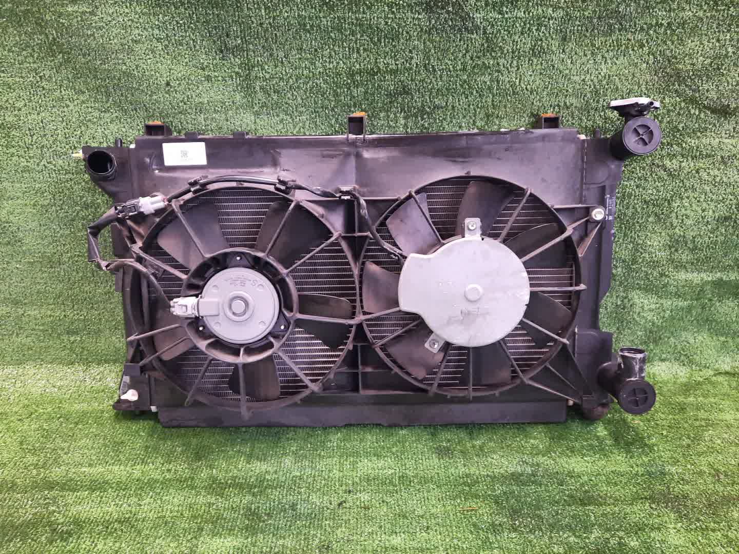 Радиатор основной TOYOTA AVENSIS ZZT251, AZT250, AZT255, AZT251 1AZ-FSE 2398 1 ракурс