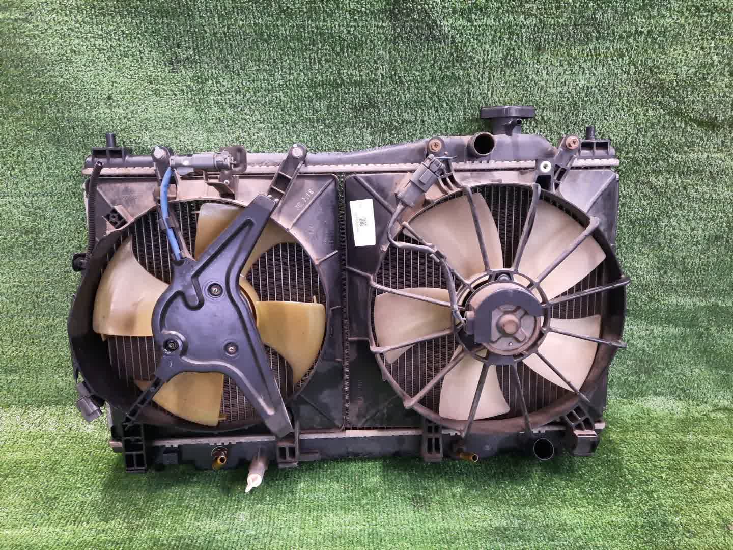 Радиатор основной HONDA CIVIC EU3, EU1, EU4, EU2 D17A, D15B 2404 1 ракурс Радиатор основной HONDA CIVIC EU3, EU1, EU4, EU2 D17A, D15B 2404 1 ракурс