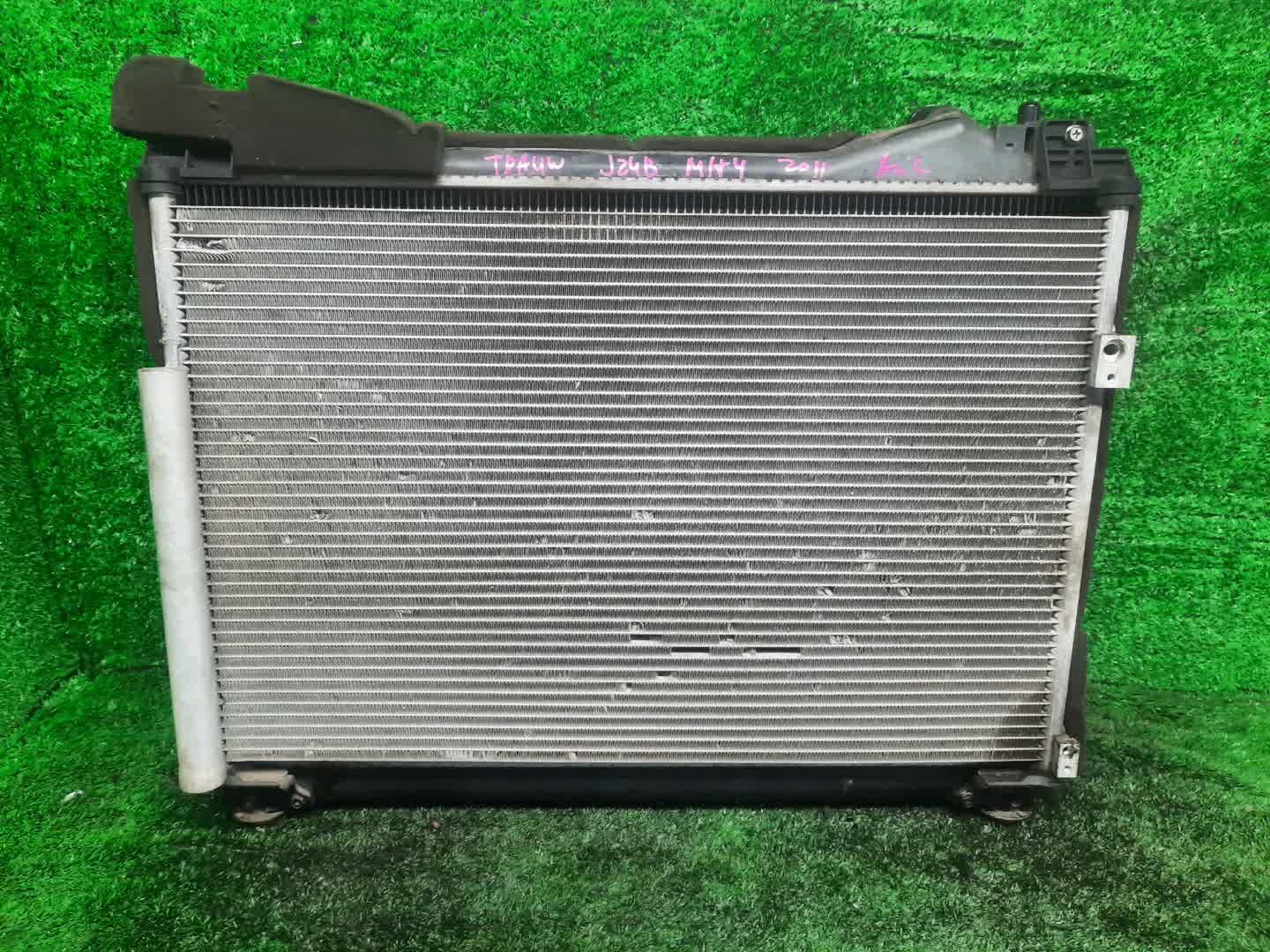 Радиатор основной SUZUKI ESCUDO TDA4W J24B M/T 2 ракурс