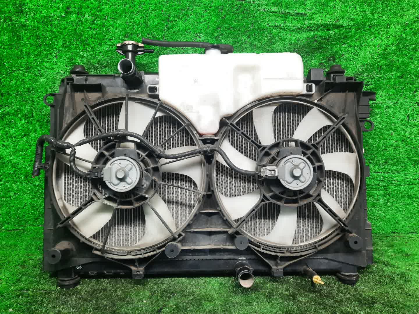 Радиатор основной TOYOTA NOAH, VOXY, ESQUIRE ZRR85W, ZRR80W, ZRR80G, ZRR85G 3ZR-FAE 2636 1 ракурс Радиатор основной TOYOTA NOAH, VOXY, ESQUIRE ZRR85W, ZRR80W, ZRR80G, ZRR85G 3ZR-FAE 2636 1 ракурс