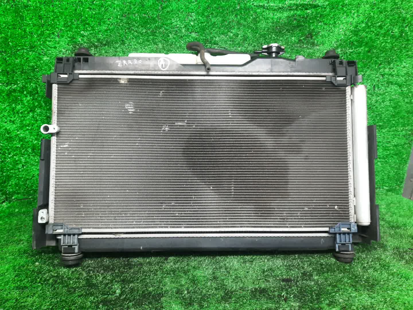 Радиатор основной TOYOTA NOAH, VOXY, ESQUIRE ZRR85W, ZRR80W, ZRR80G, ZRR85G 3ZR-FAE 2636 2 ракурс