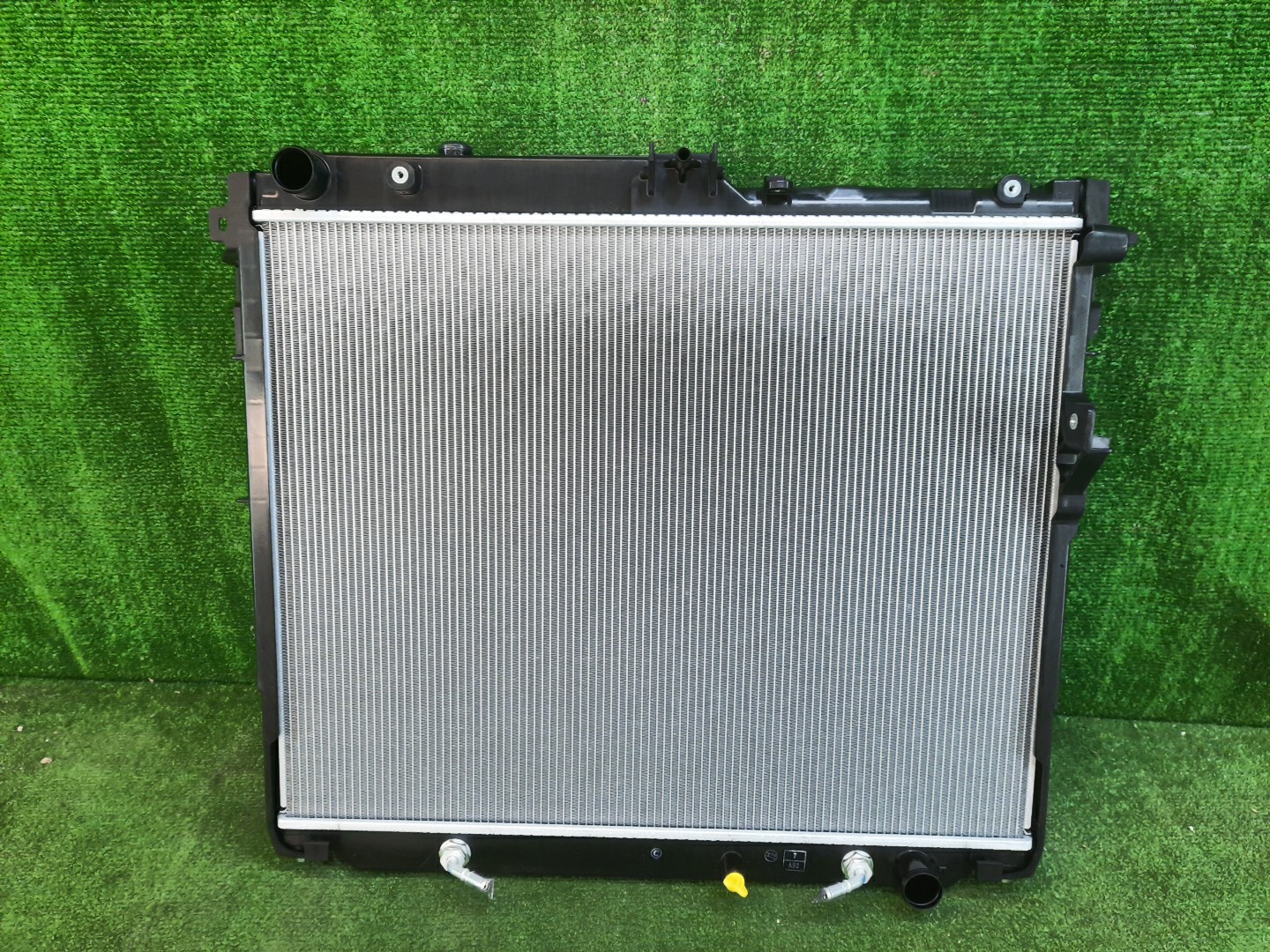 Радиатор основной TOYOTA LAND CRUISER FJA300W F33A-FTV 16400-52063 1 ракурс