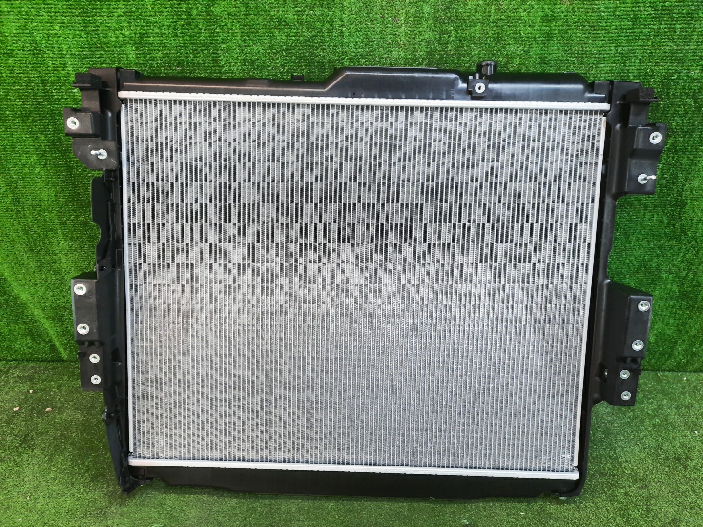 Радиатор основной TOYOTA LAND CRUISER FJA300W F33A-FTV 16400-52063 2 ракурс