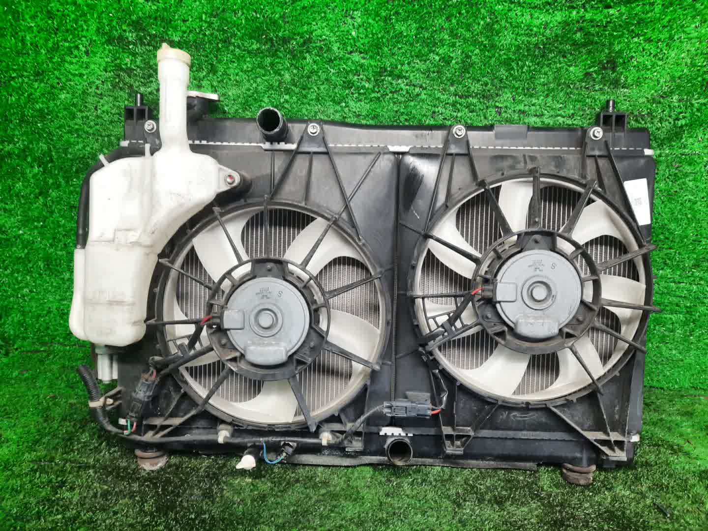 Радиатор основной HONDA FIT, SHUTTLE GP6, GP5, GP7, GP8 LEB 2705 1 ракурс