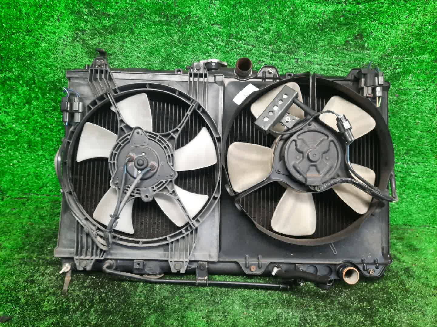 Радиатор основной MITSUBISHI DEBONAIR S22A 6G72 2718 1 ракурс