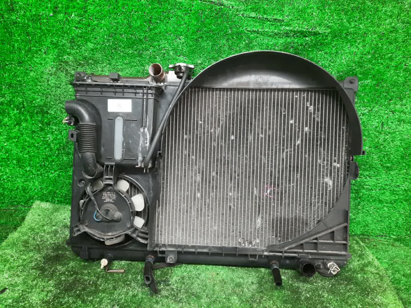 Радиатор основной TOYOTA PROGRES JCG10, JCG11, JCG15 1JZ-GE A/T 1 ракурс Радиатор основной TOYOTA PROGRES JCG10, JCG11, JCG15 1JZ-GE A/T 1 ракурс