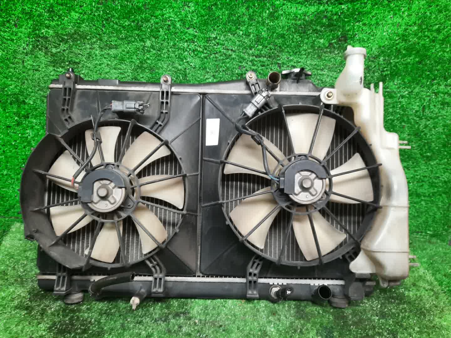 Радиатор основной HONDA STREAM RN1 D17A A/T 1 ракурс