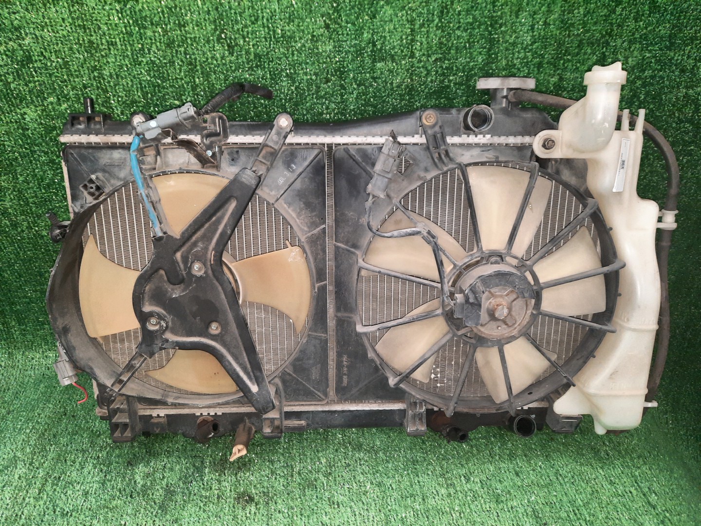 Радиатор основной HONDA CIVIC EU3, EU1, EU4, EU2 D17A, D15B 3311 1 ракурс Радиатор основной HONDA CIVIC EU3, EU1, EU4, EU2 D17A, D15B 3311 1 ракурс