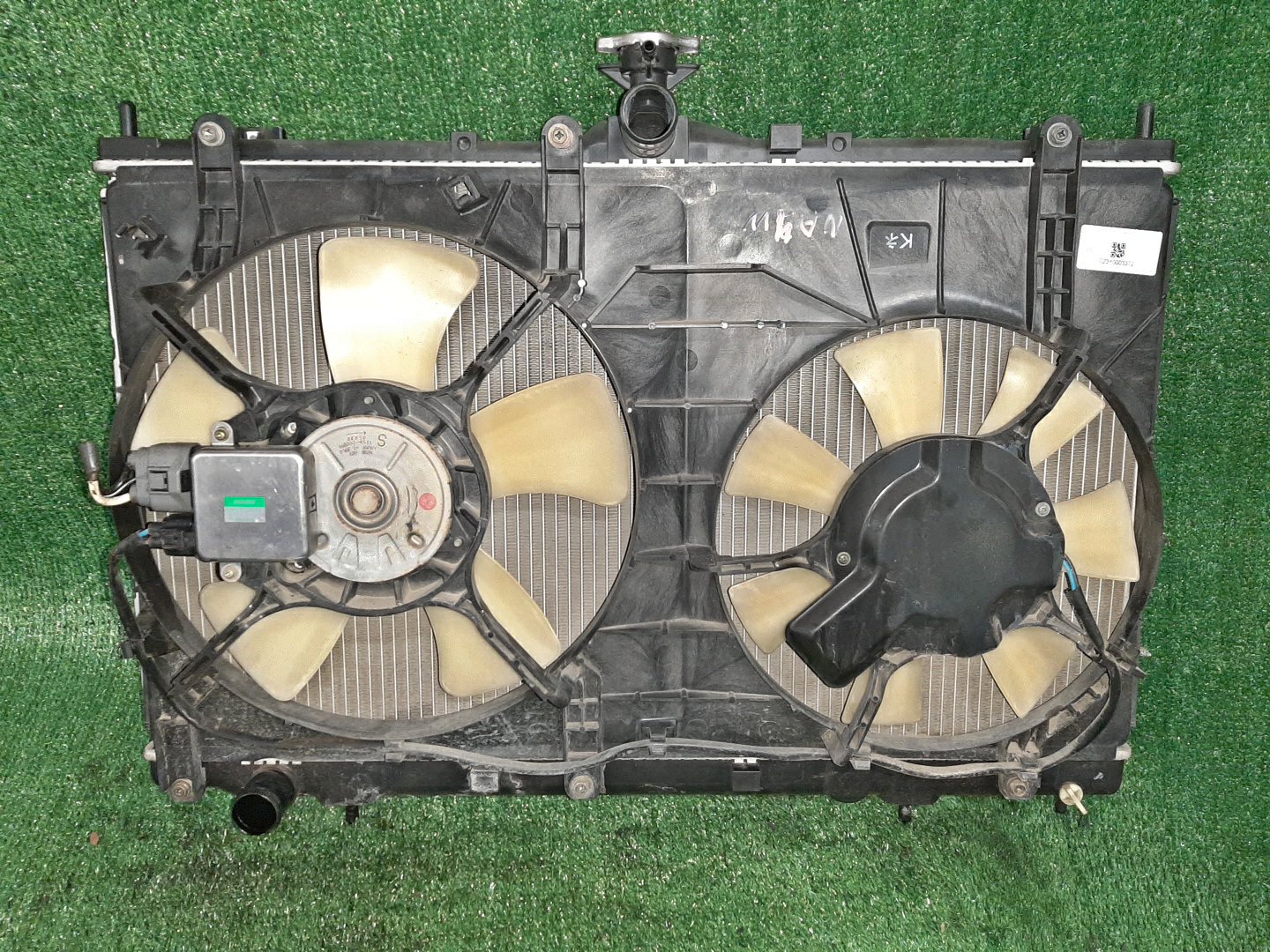 Радиатор основной MITSUBISHI GRANDIS NA4W 4G69 3372 1 ракурс Радиатор основной MITSUBISHI GRANDIS NA4W 4G69 3372 1 ракурс