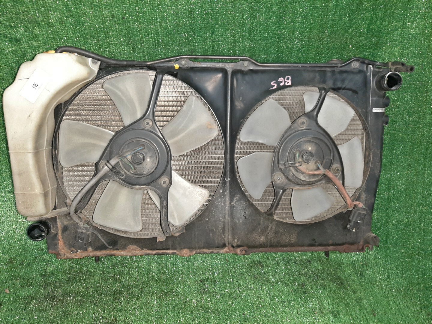 Радиатор основной SUBARU LEGACY BGB, BG5, BG9, BG3, BG4, BG7 EJ20H 3383 1 ракурс