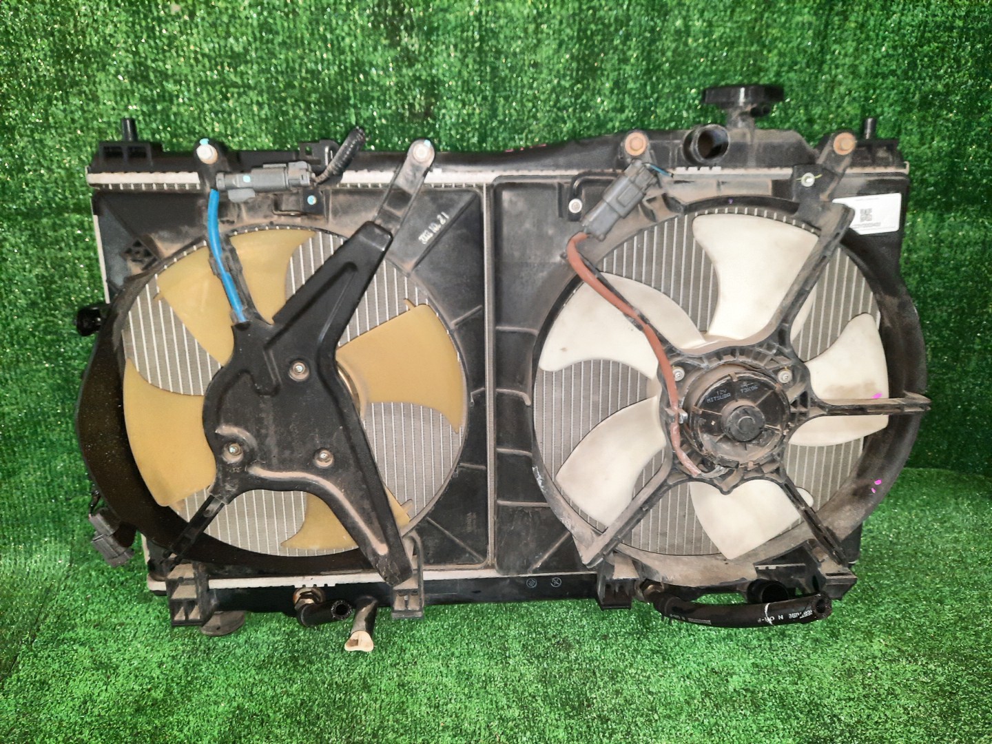 Радиатор основной HONDA CIVIC EU3, EU1, EU4, EU2 D17A, D15B 3433 1 ракурс Радиатор основной HONDA CIVIC EU3, EU1, EU4, EU2 D17A, D15B 3433 1 ракурс