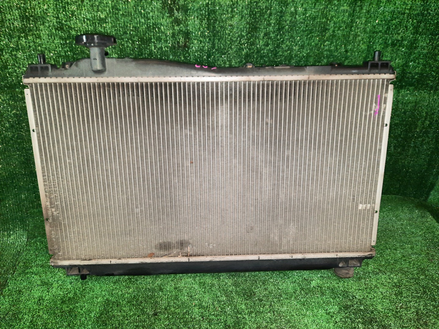 Радиатор основной HONDA CIVIC EU3, EU1, EU4, EU2 D17A, D15B 3433 2 ракурс Радиатор основной HONDA CIVIC EU3, EU1, EU4, EU2 D17A, D15B 3433 2 ракурс