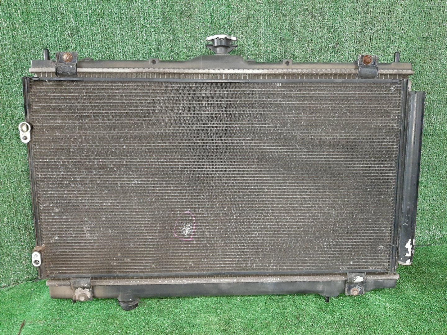 Радиатор основной MITSUBISHI GRANDIS NA4W 4G69 3494 2 ракурс Радиатор основной MITSUBISHI GRANDIS NA4W 4G69 3494 2 ракурс