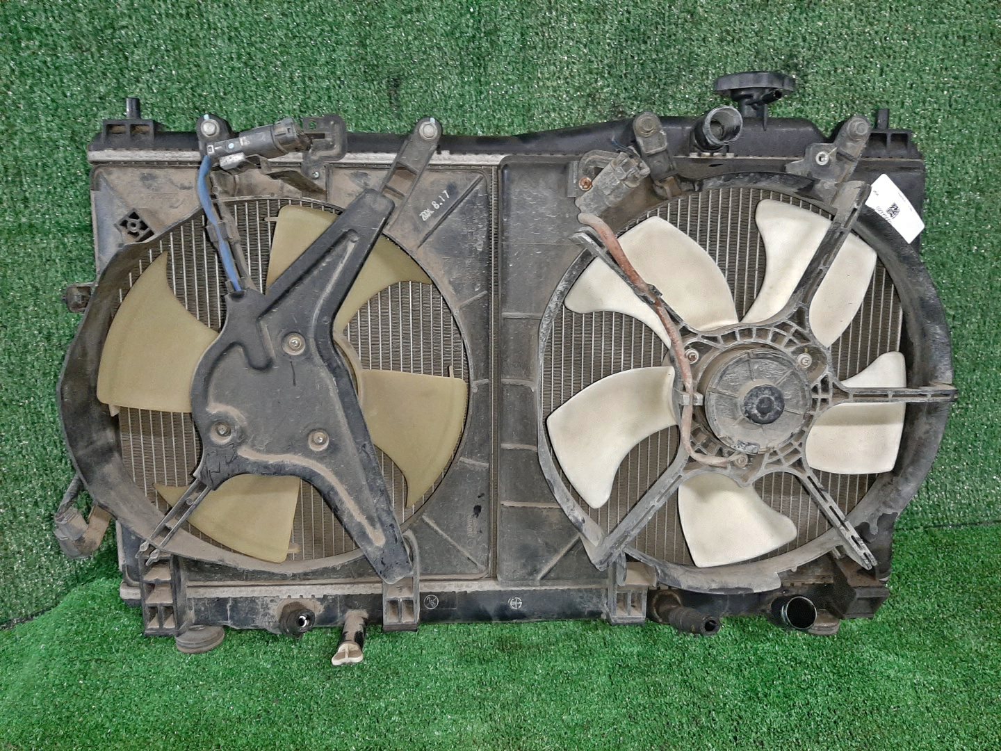 Радиатор основной HONDA CIVIC EU3, EU1, EU4, EU2 D17A, D15B 3505 1 ракурс Радиатор основной HONDA CIVIC EU3, EU1, EU4, EU2 D17A, D15B 3505 1 ракурс
