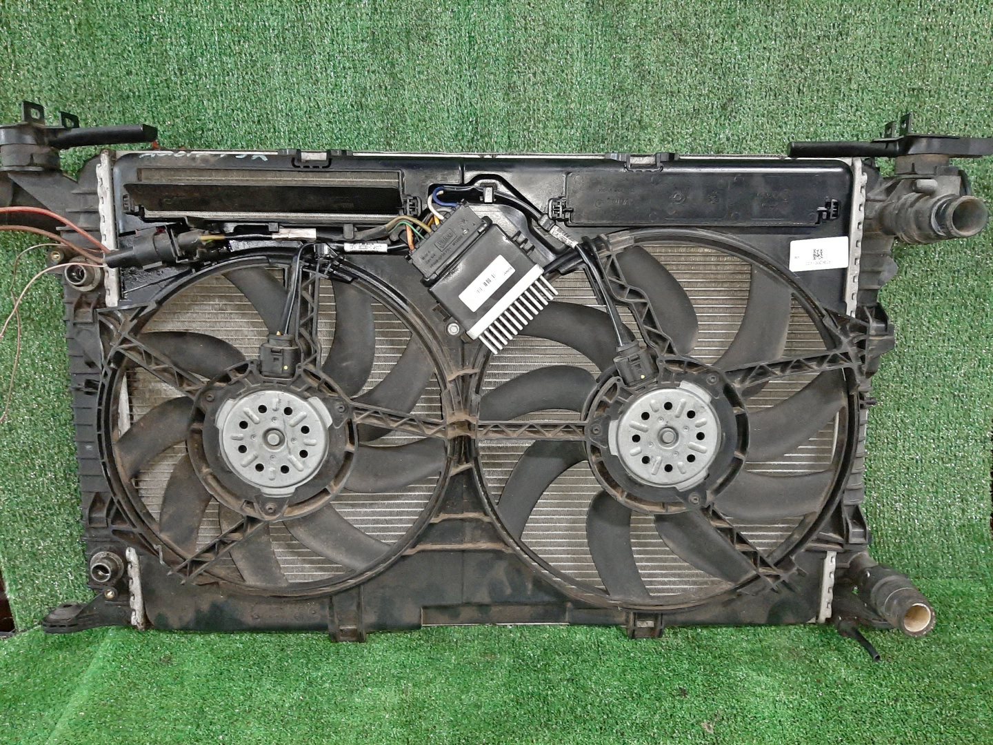 Радиатор основной AUDI A4 8K2, B8, 8K5 8K0121251 1 ракурс Радиатор основной AUDI A4 8K2, B8, 8K5 8K0121251 1 ракурс