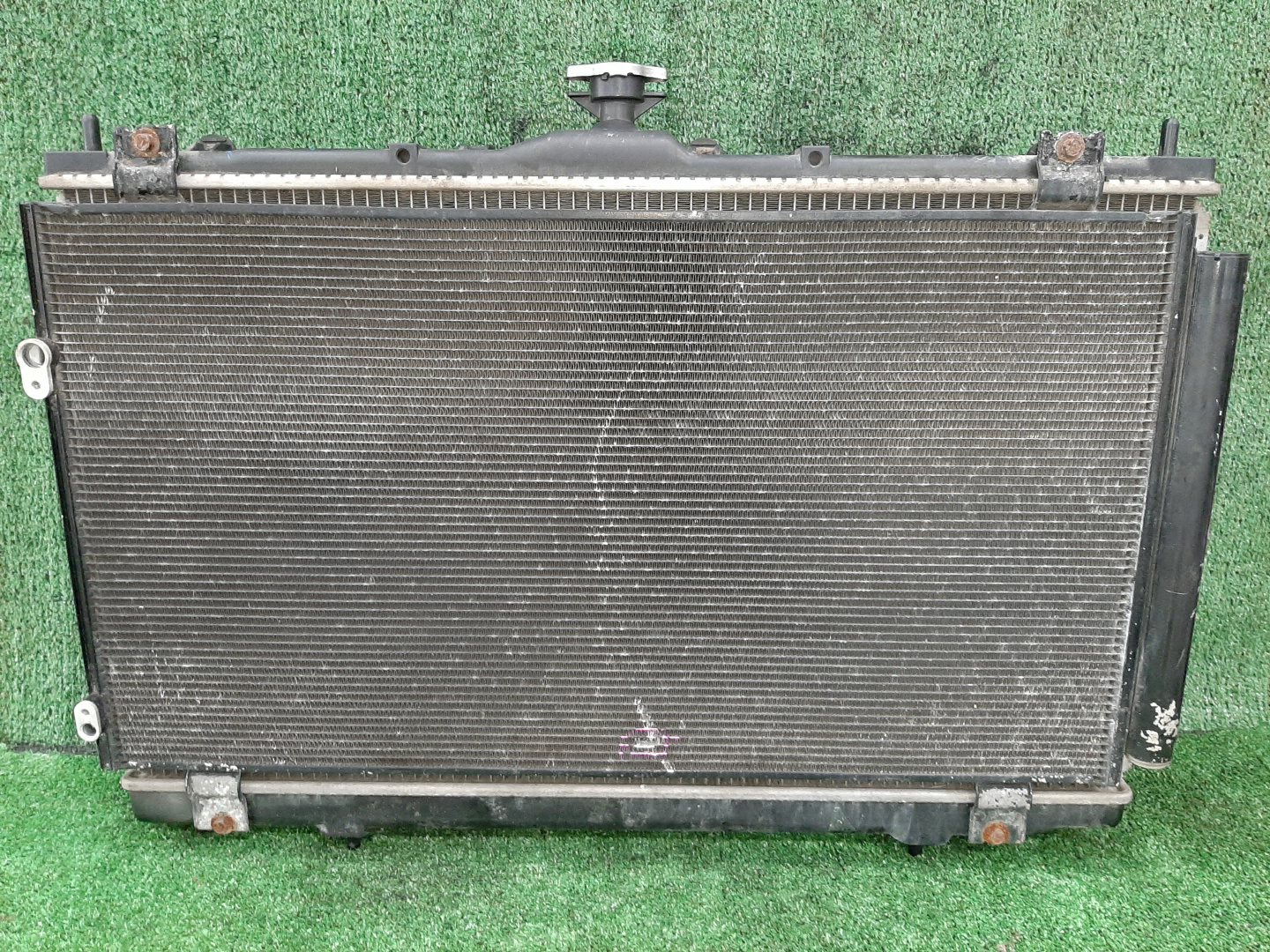 Радиатор основной MITSUBISHI GRANDIS NA4W 4G69 3696 2 ракурс Радиатор основной MITSUBISHI GRANDIS NA4W 4G69 3696 2 ракурс