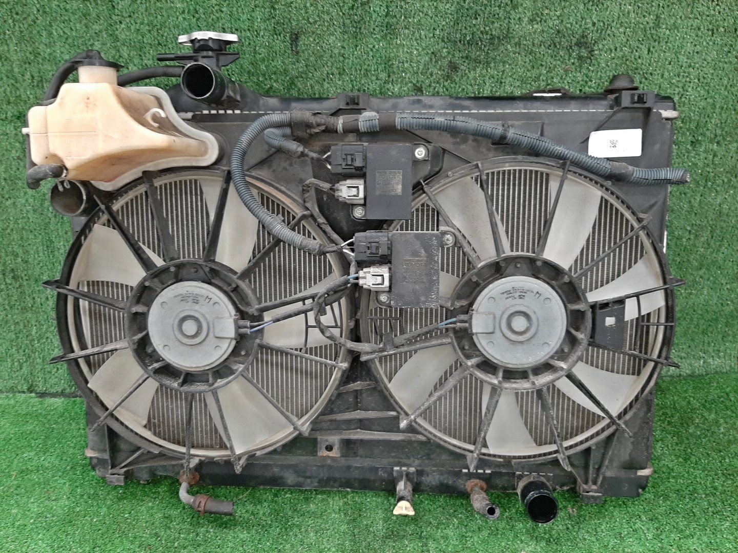 Радиатор основной  TOYOTA CROWN MAJESTA UZS207 3UZ-FE ,3704 1 ракурс