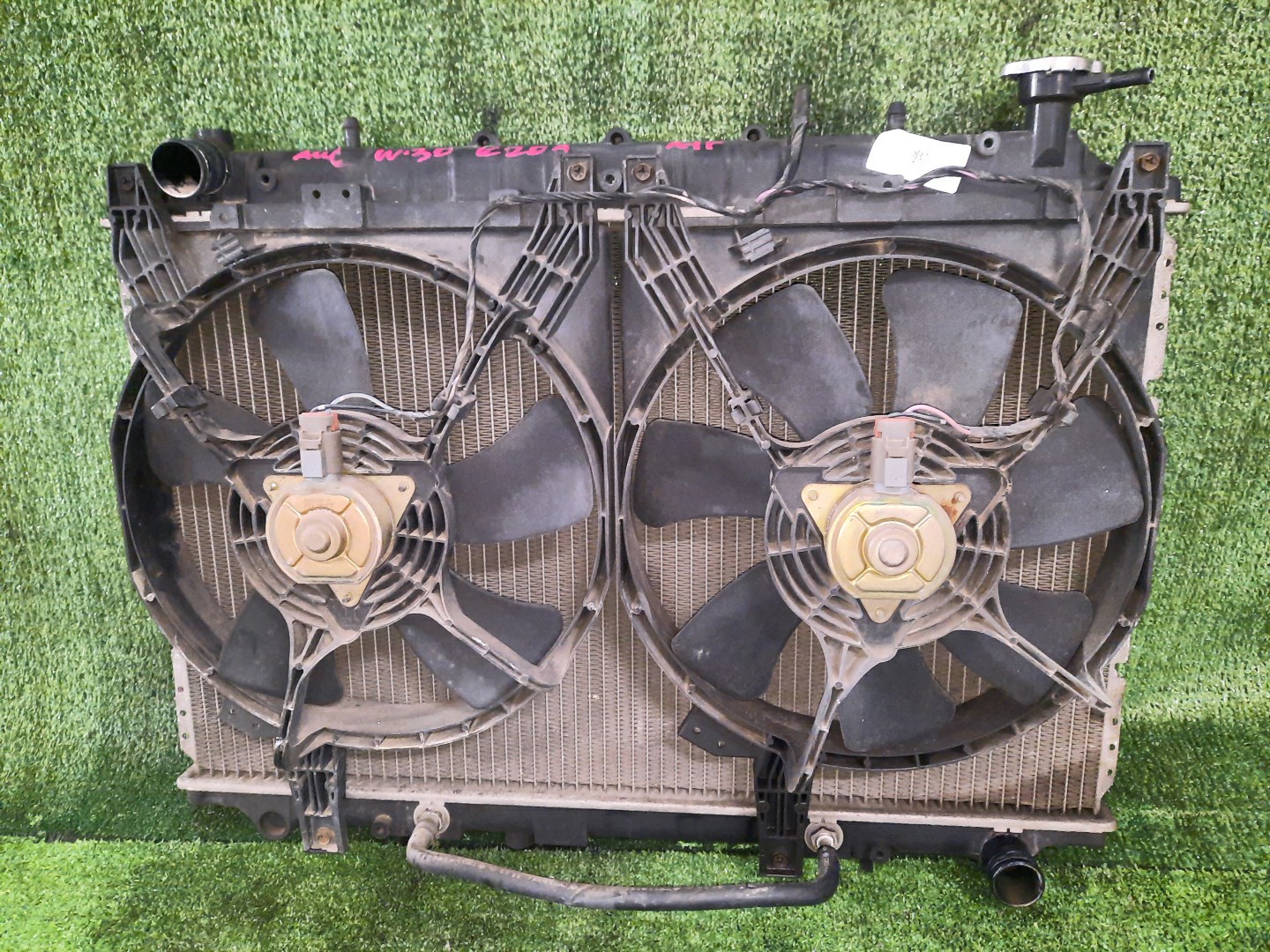 Радиатор основной NISSAN LARGO W30 KA24DE 3789 1 ракурс