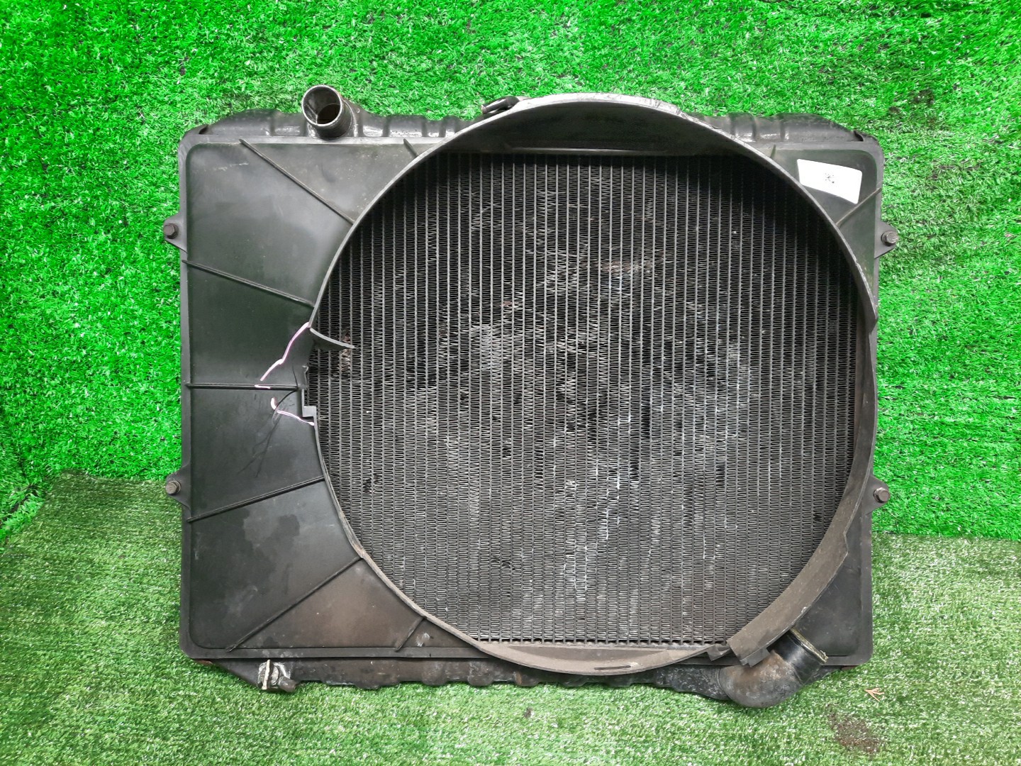 Радиатор основной MITSUBISHI PAJERO V25W, V44W, V26W, V24W, V43W, V45W, V46W, V21W, V23W, V47W, V33V, V36W, V34V, V31V, V31W, V36V 4D56T 3861 1 ракурс Радиатор основной MITSUBISHI PAJERO V25W, V44W, V26W, V24W, V43W, V45W, V46W, V21W, V23W, V47W, V33V, V36W, V34V, V31V, V31W, V36V 4D56T 3861 1 ракурс