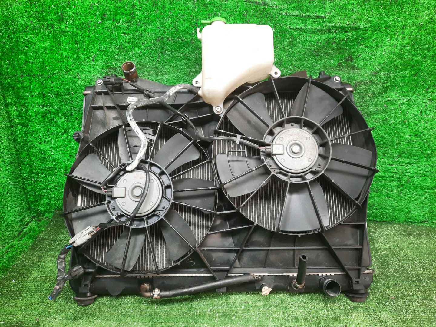 Радиатор основной SUZUKI ESCUDO TDB4W N32A 3871 1 ракурс
