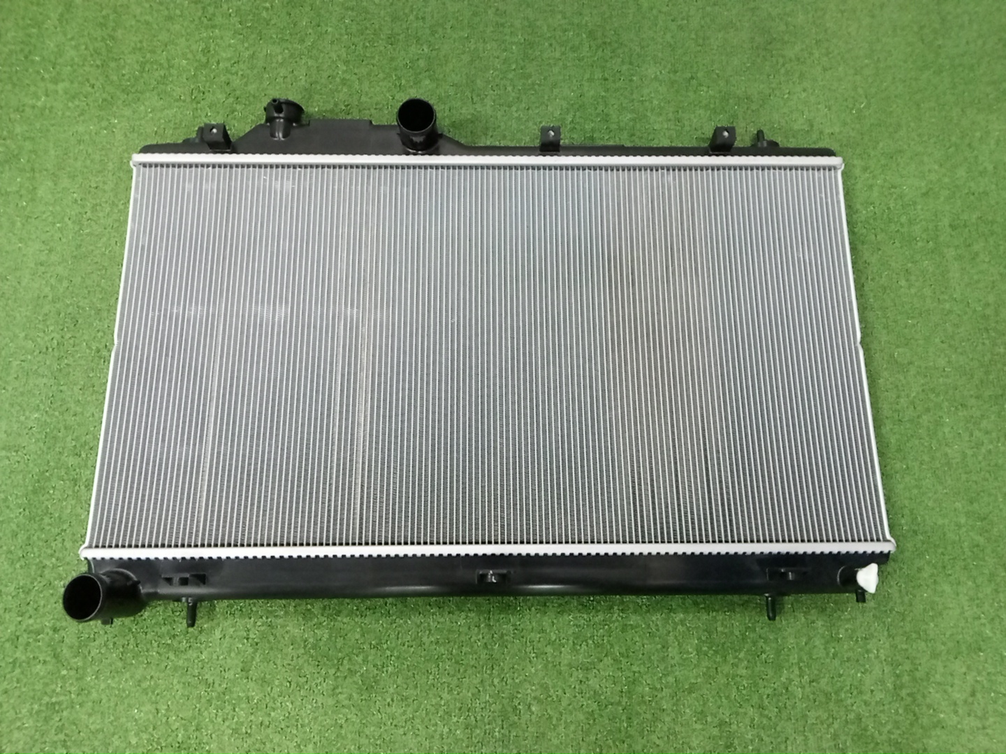 Радиатор основной SUBARU OUTBACK BT5 CB18 45111AN010 1 ракурс