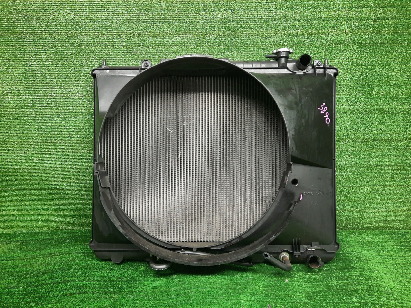 Радиатор основной NISSAN ELGRAND ATE50, AVE50, ATWE50, ALWE50, APWE50, AVWE50, APE50, ALE50 VG33E 3890 1 ракурс