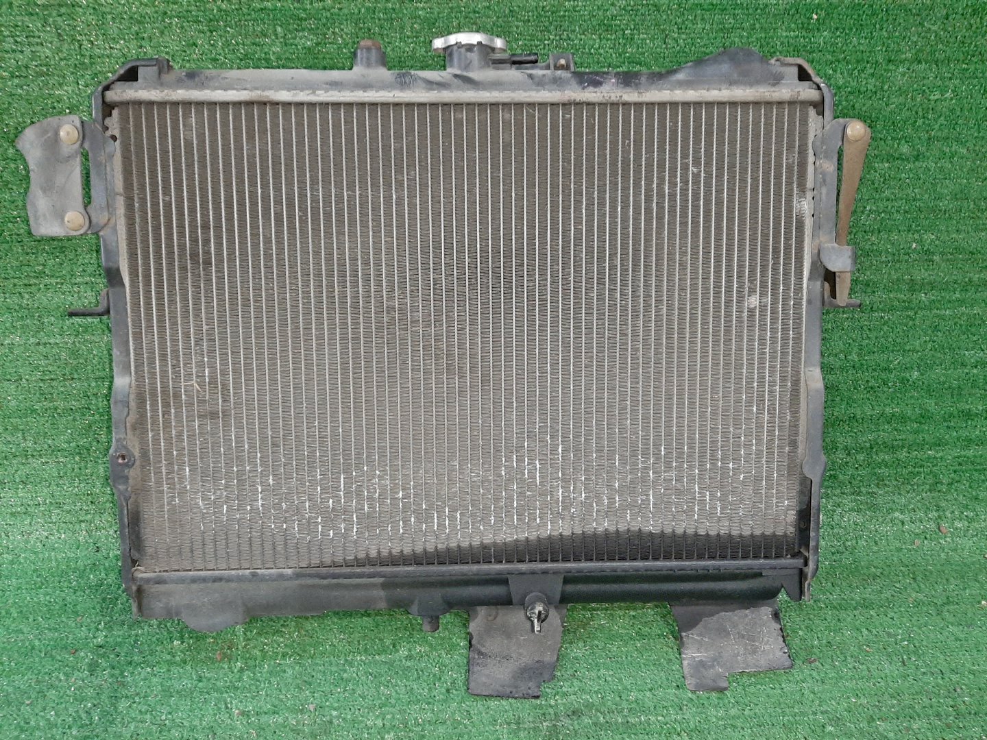 Радиатор основной MAZDA BONGO SE28T R2 4013 1 ракурс Радиатор основной MAZDA BONGO SE28T R2 4013 1 ракурс